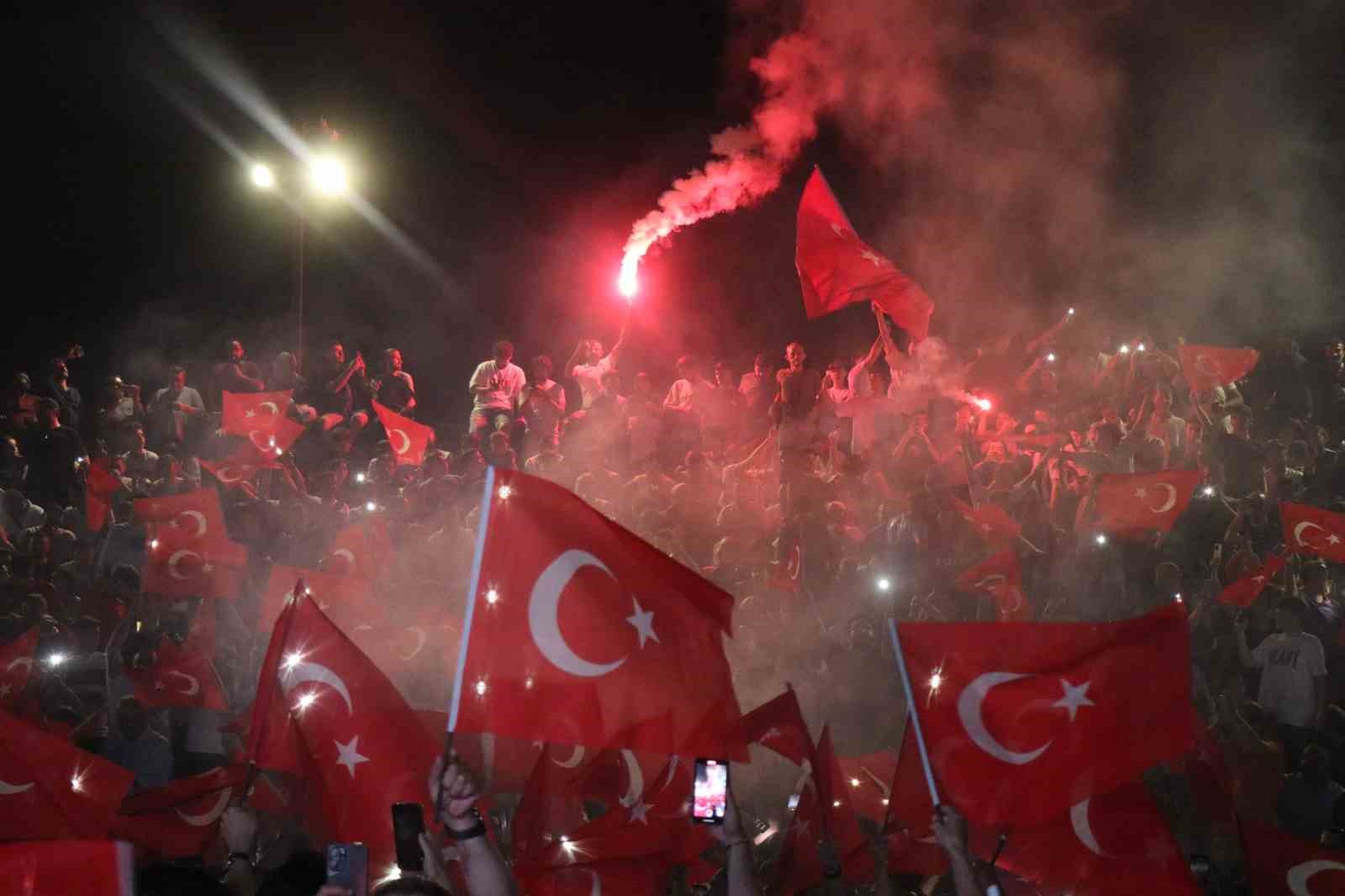 Milli takımın galibiyet coşkusu cadde ve sokaklara sığmadı
