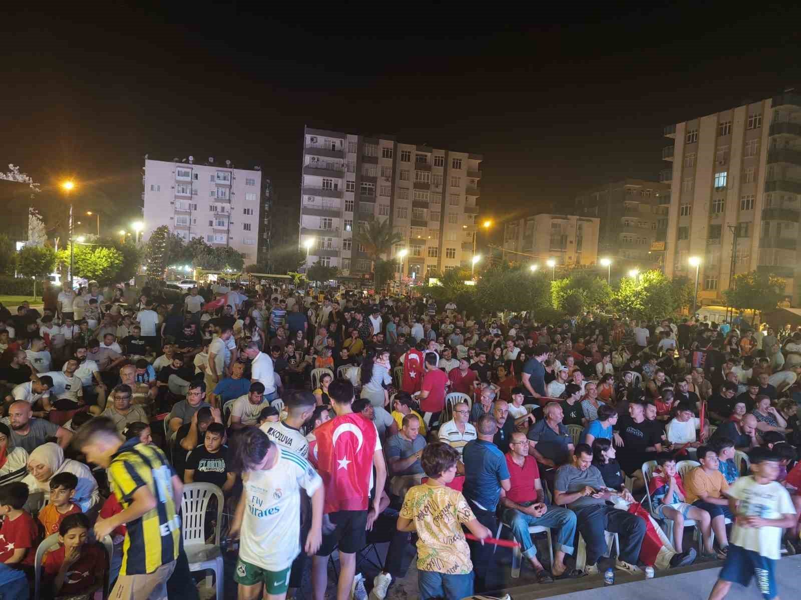 Ceyhan’da Türkiye-Avusturya maçı heyecanı dev ekranda yaşandı
