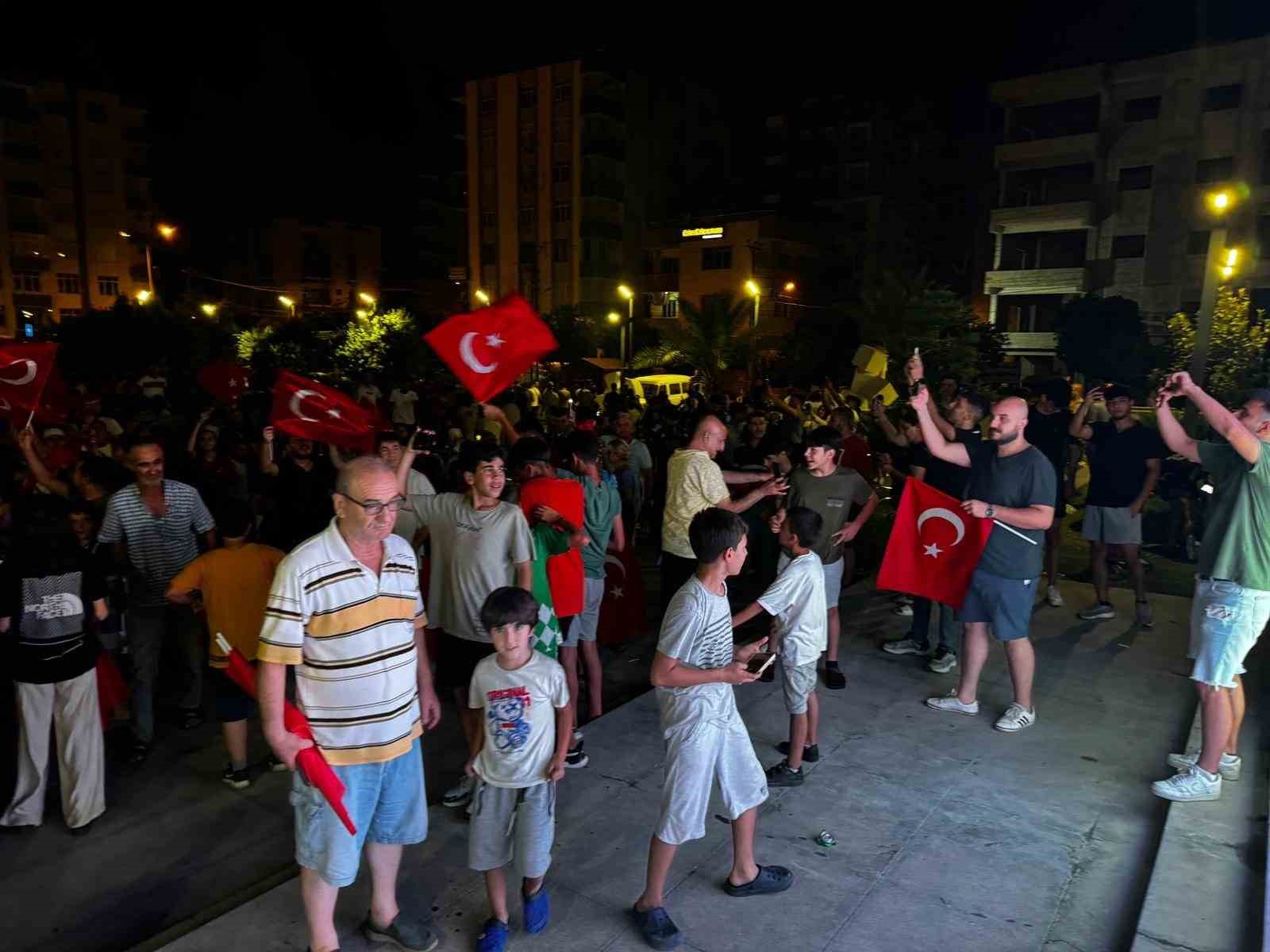 Ceyhan’da Türkiye-Avusturya maçı heyecanı dev ekranda yaşandı
