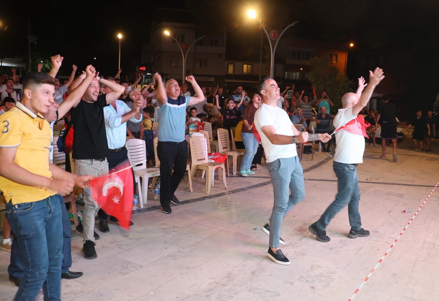 Koçarlılılar çeyrek final heyecanını dev ekranda hep birlikte yaşadı
