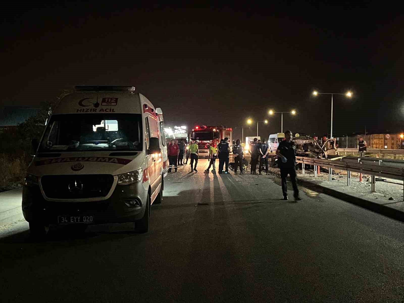 Silivri’de hafif ticari araç bariyere çarptı: 1 ölü, 1 yaralı
