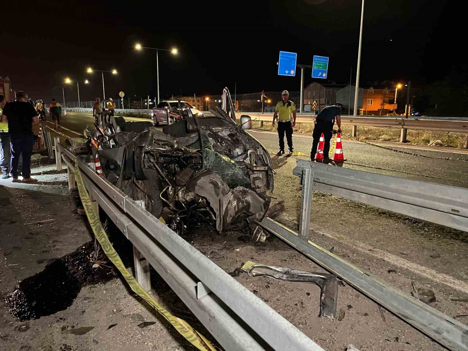 Silivri’de hafif ticari araç bariyere çarptı: 1 ölü, 1 yaralı
