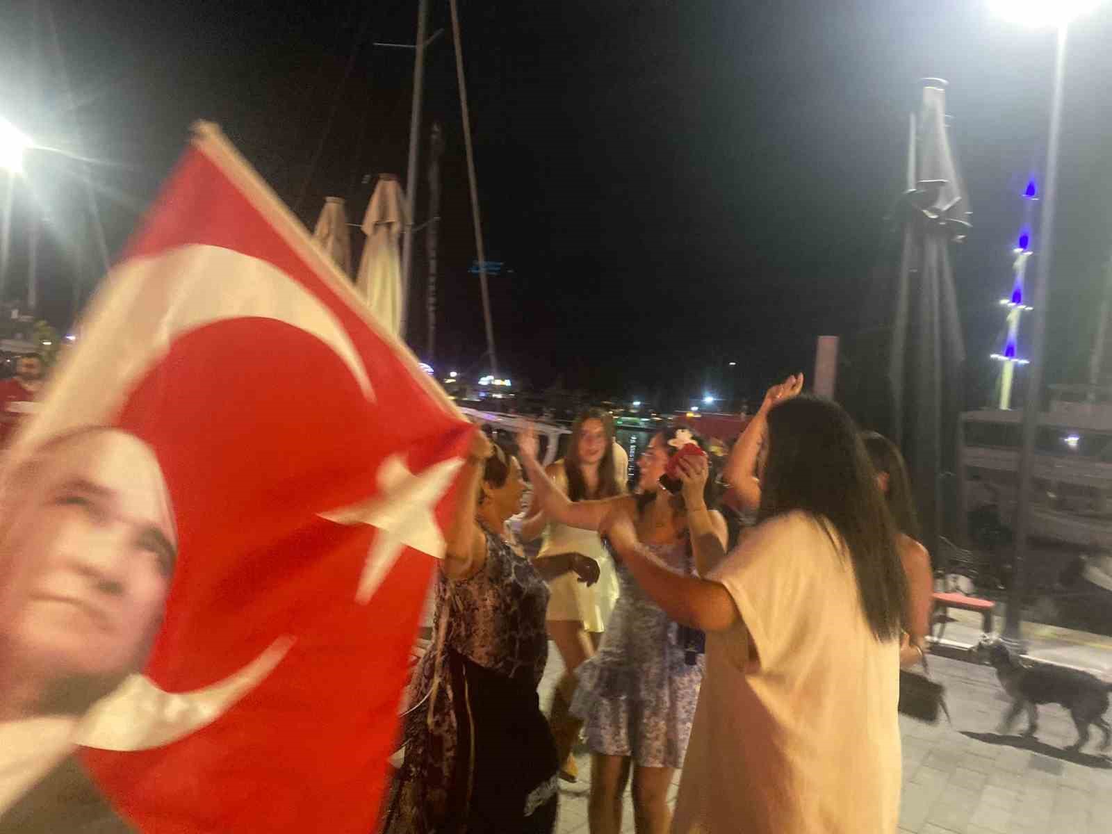 Marmaris, Türkiye’nin zaferini kutladı
