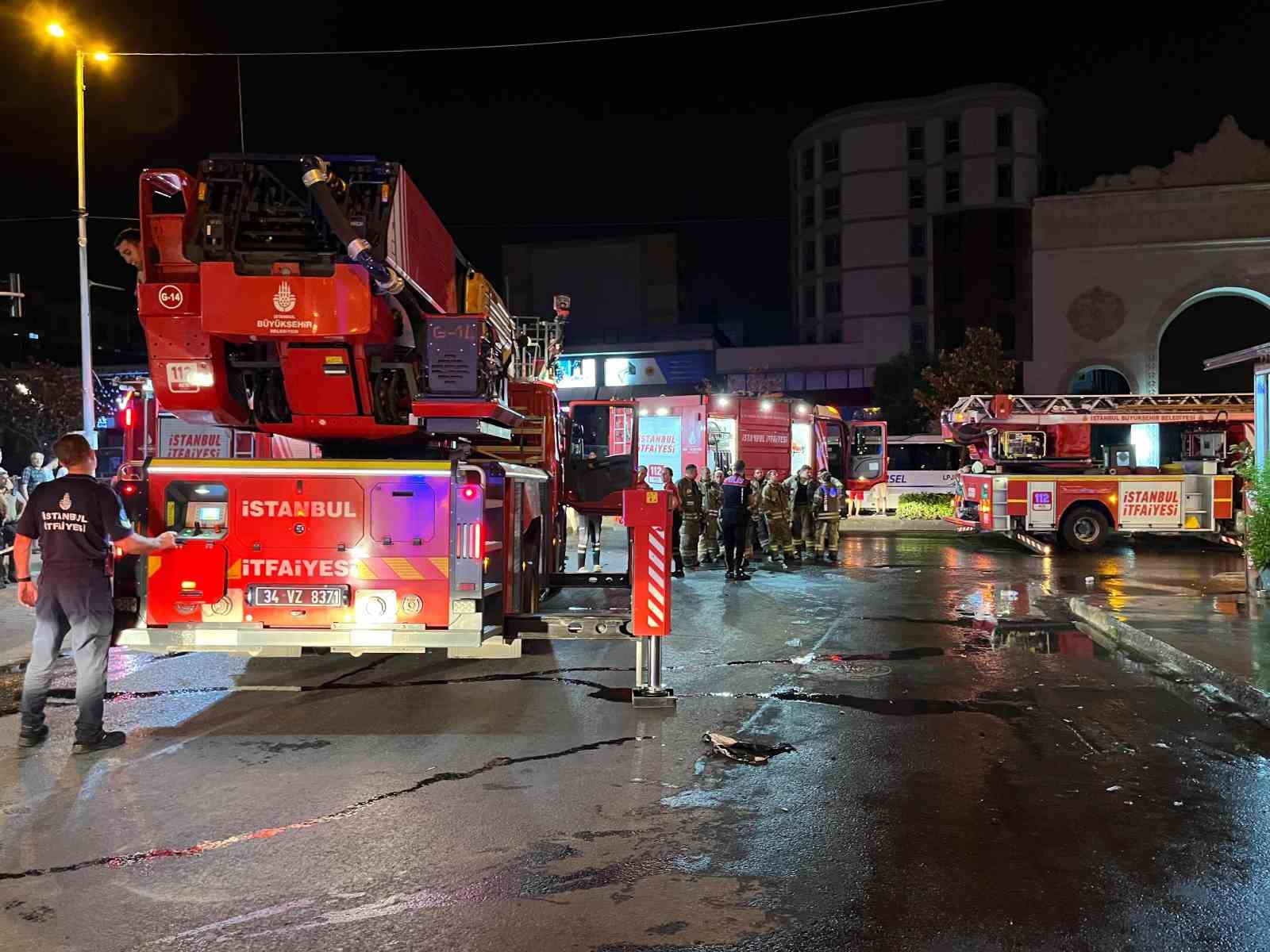 Esenyurt’ta 4 katlı binada korkutan yangın kamerada
