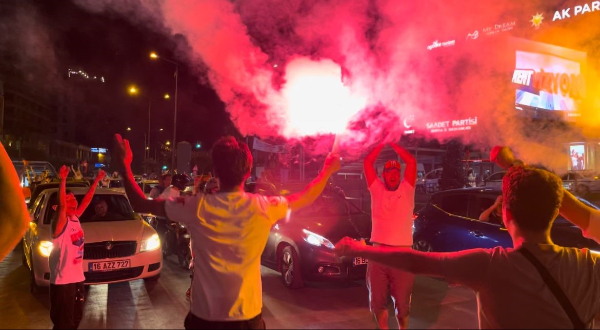 Türkiye çeyrek finale yükseldi, Bursa sokaklara aktı
