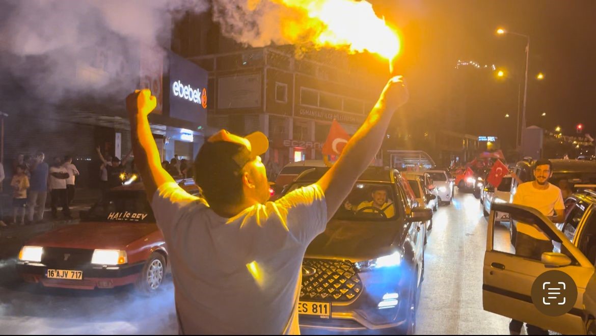 Türkiye çeyrek finale yükseldi, Bursa sokaklara aktı
