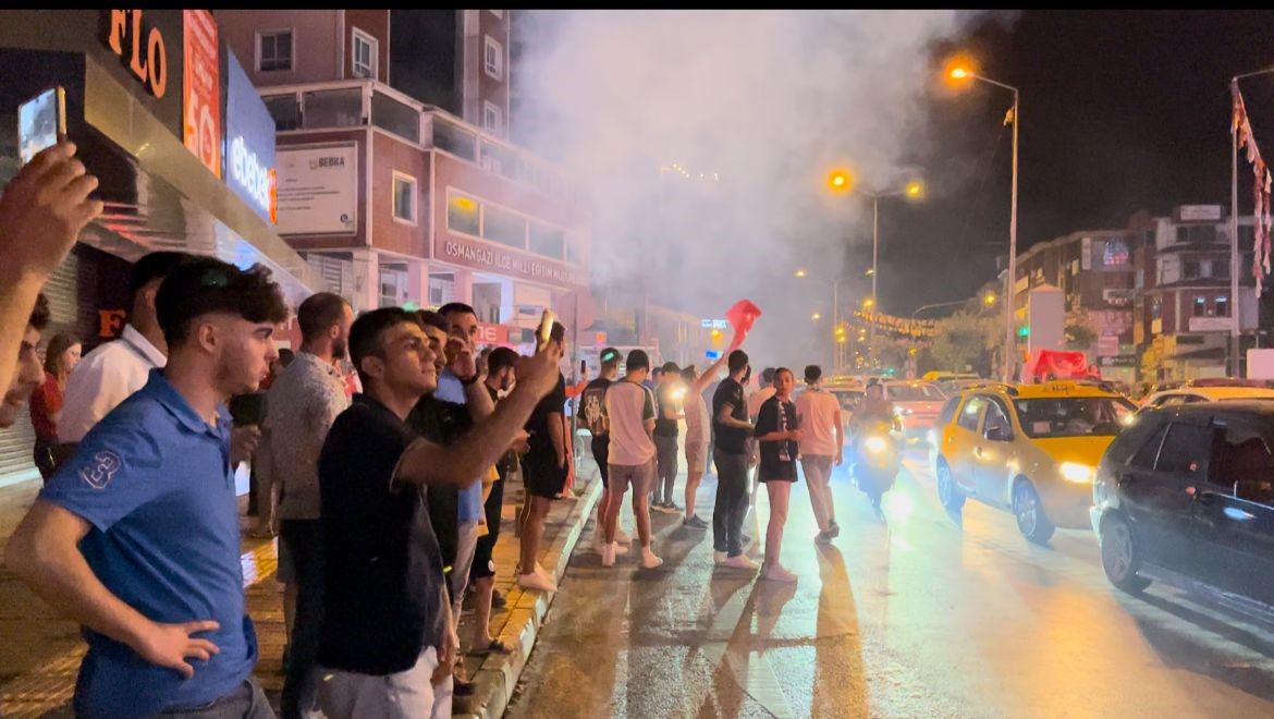 Türkiye çeyrek finale yükseldi, Bursa sokaklara aktı
