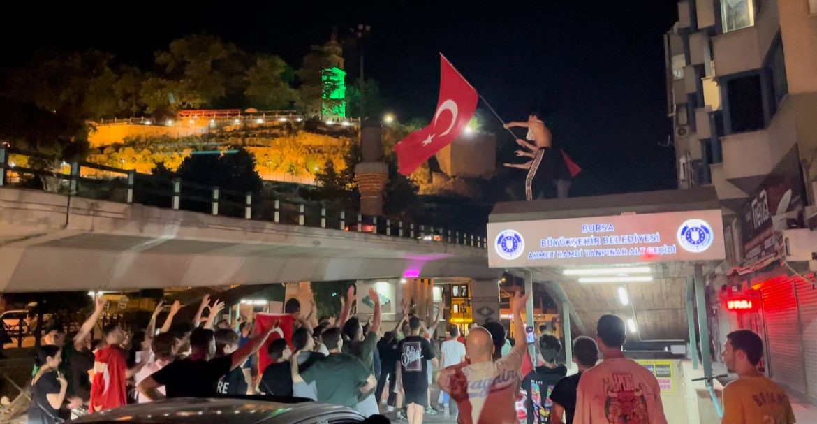 Türkiye çeyrek finale yükseldi, Bursa sokaklara aktı
