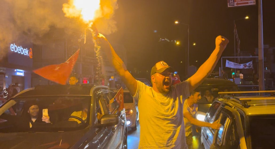 Türkiye çeyrek finale yükseldi, Bursa sokaklara aktı
