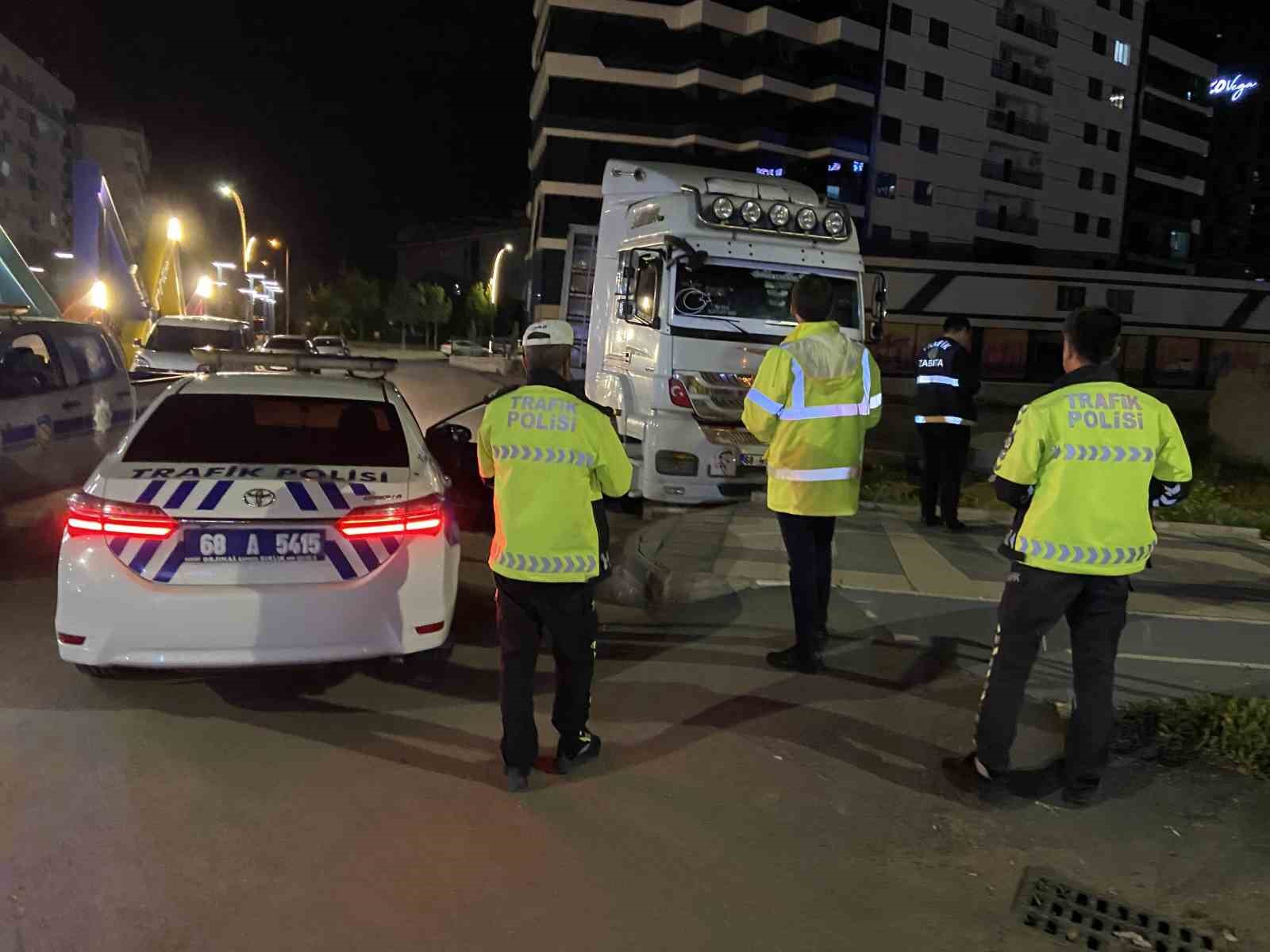 Aksaray’da zabıta ve polis tır denetiminde
