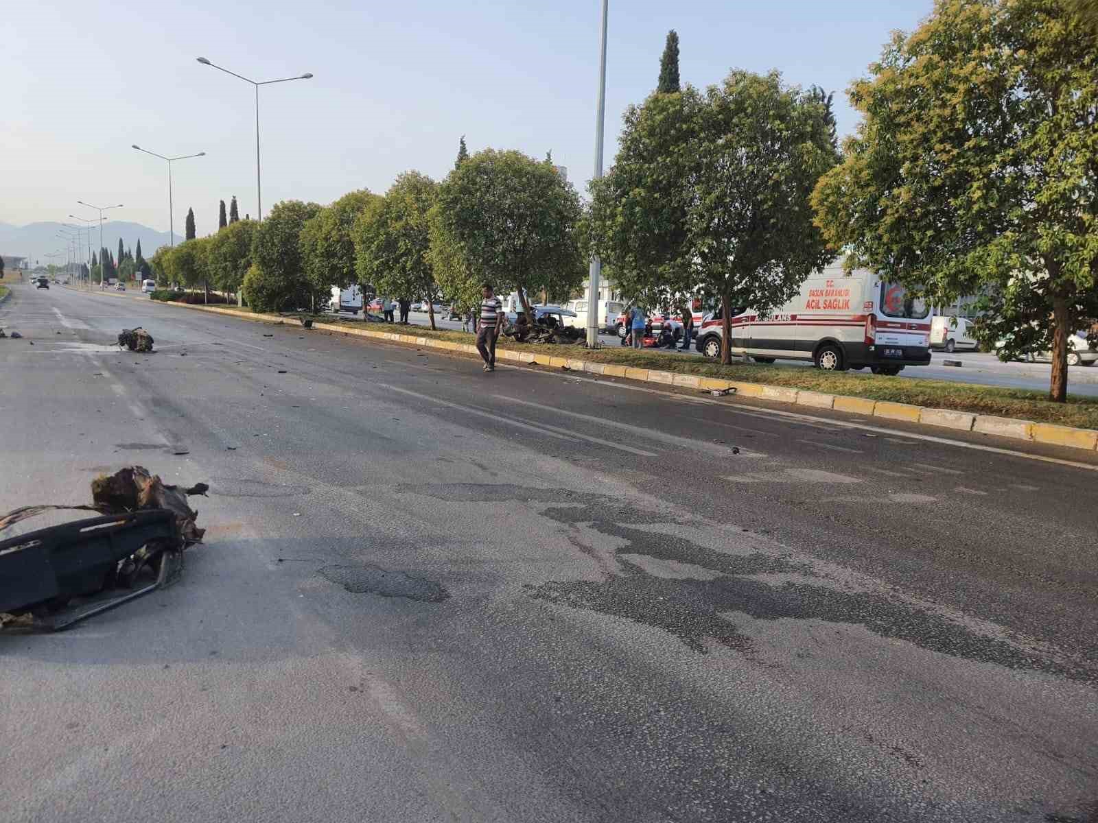 Freni patlayan otomobil paramparça olup yola saçıldı: 5 yaralı
