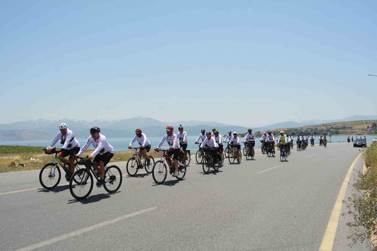 Bitlis Nemrut’tan Adıyaman Nemrut’a bisiklet turu sona erdi
