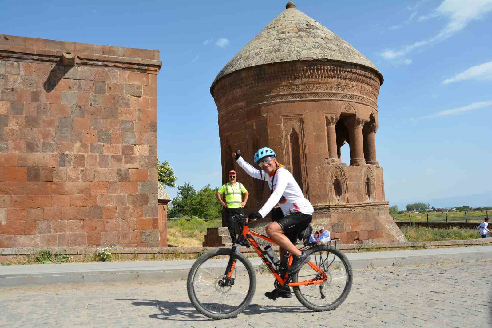 Bitlis Nemrut’tan Adıyaman Nemrut’a bisiklet turu sona erdi
