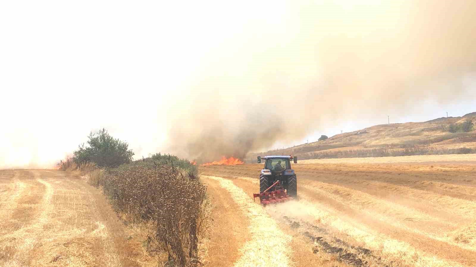 Çorlu’da bin 300 dönüm anız alev alev yandı
