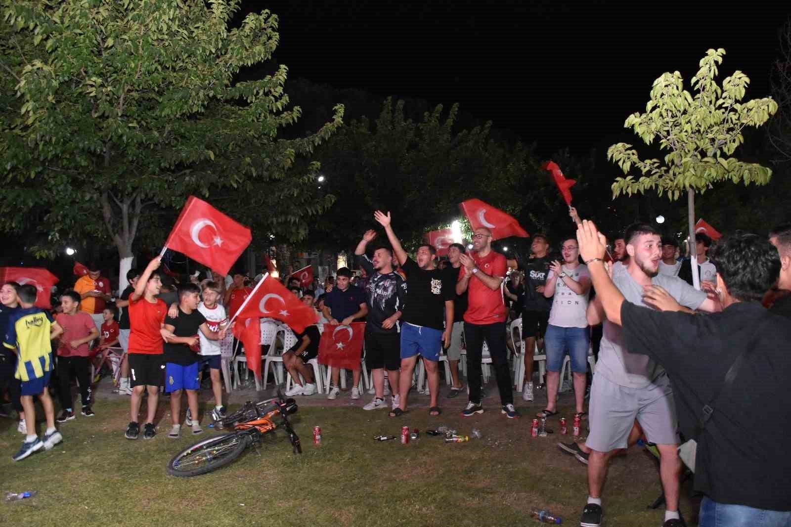 Başkan Zencirci maçı vatandaşlarla takip etti
