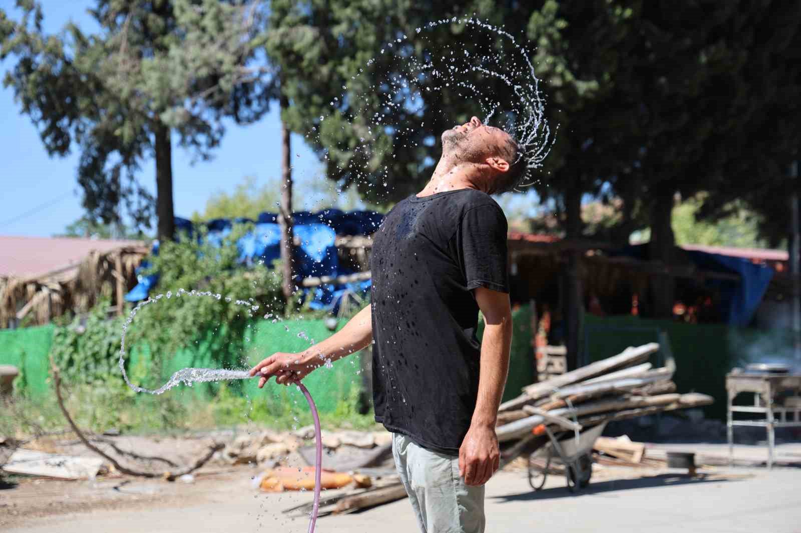 Hem kendini hem kuşları serinletiyor
