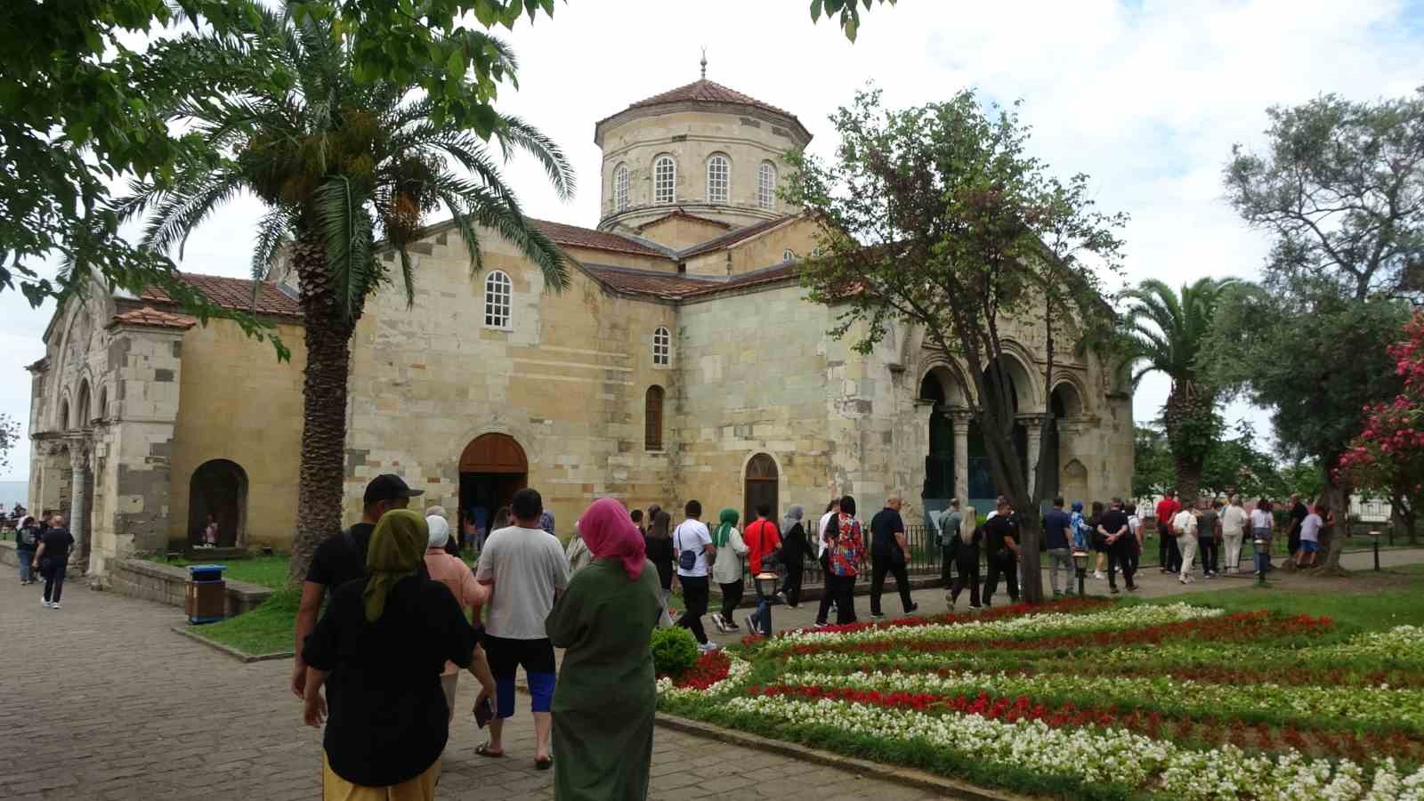 Yaz mevsimiyle birlikte her gün yüzlerce ziyaretçiyi ağırlıyor
