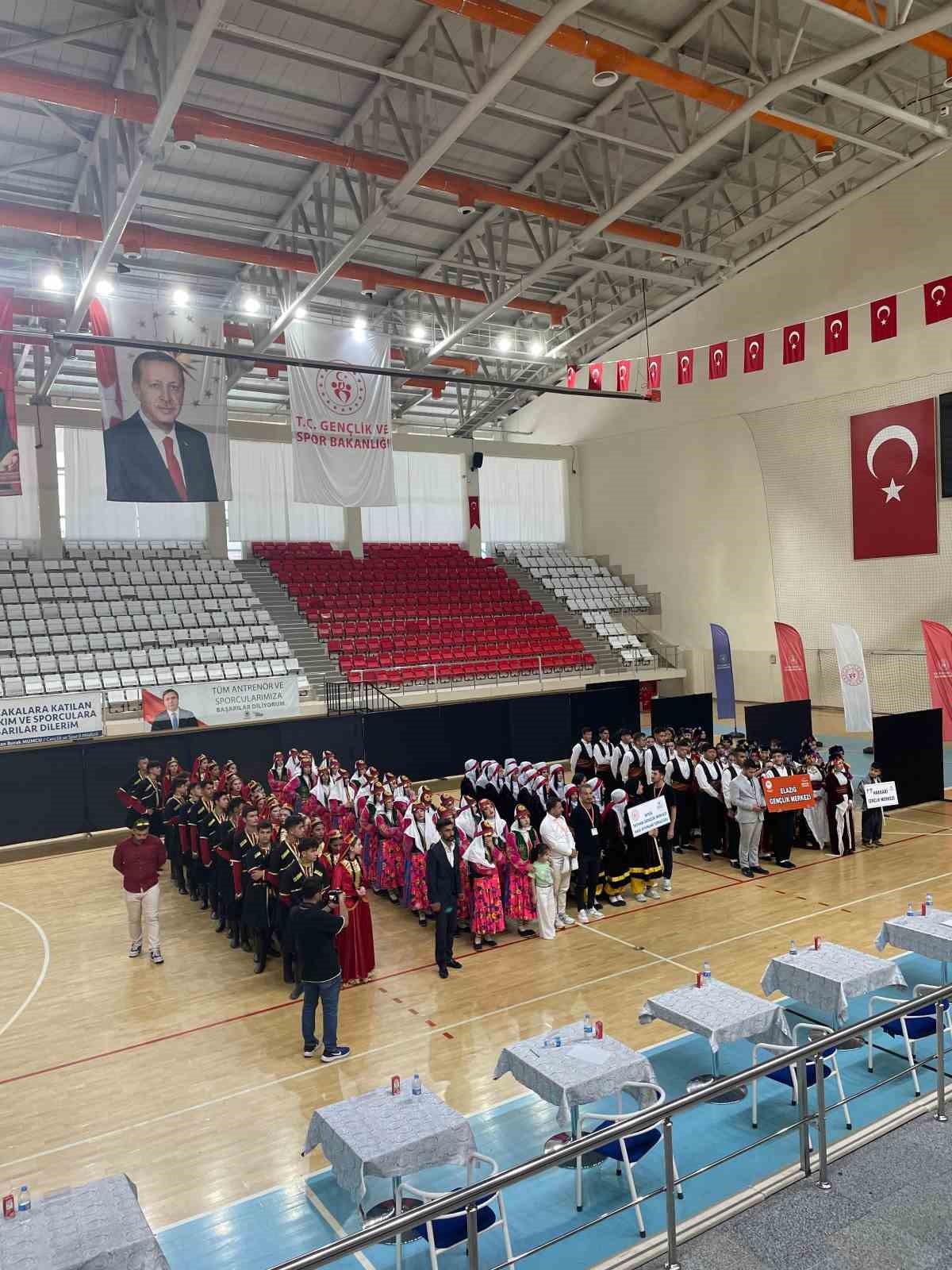 Bitlisli folklorculardan büyük başarı
