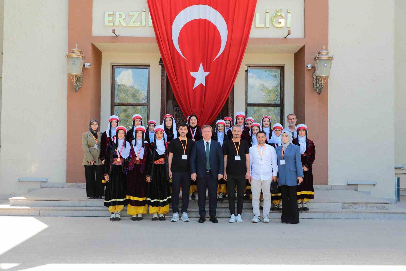 Bitlisli folklorculardan büyük başarı
