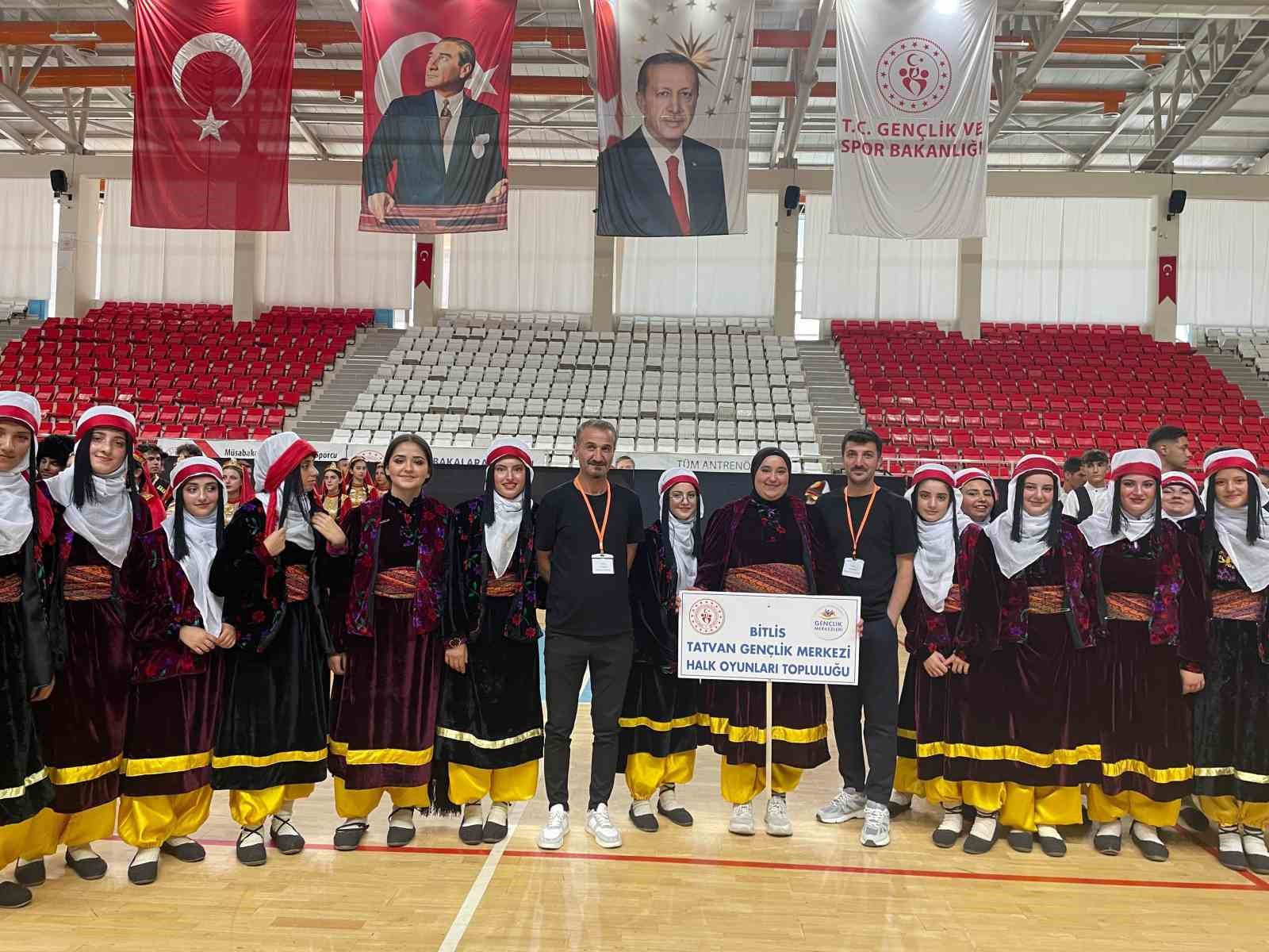 Bitlisli folklorculardan büyük başarı
