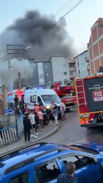 Hurdalıkta çıkan yangın gökyüzünü siyah dumanla kapladı
