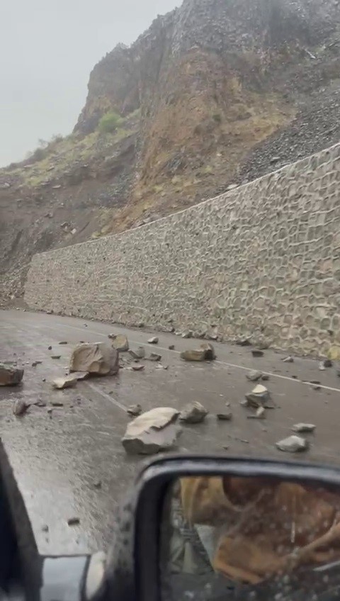 Heyelan sürücülere zor anlar yaşattı
