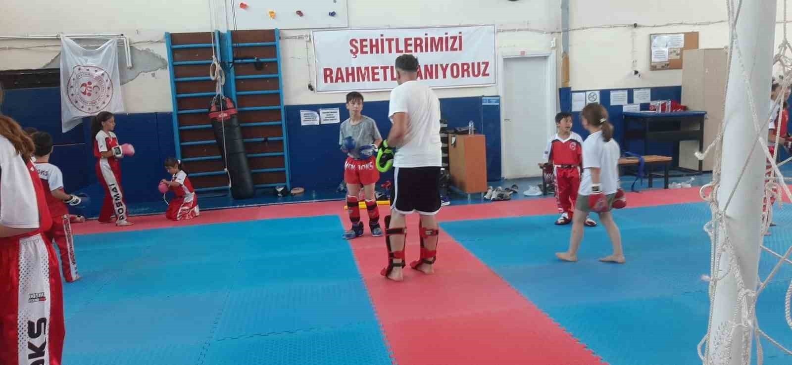 Gedizli kick boks sporcuları Türkiye Şampiyonasına hazırlanıyorlar
