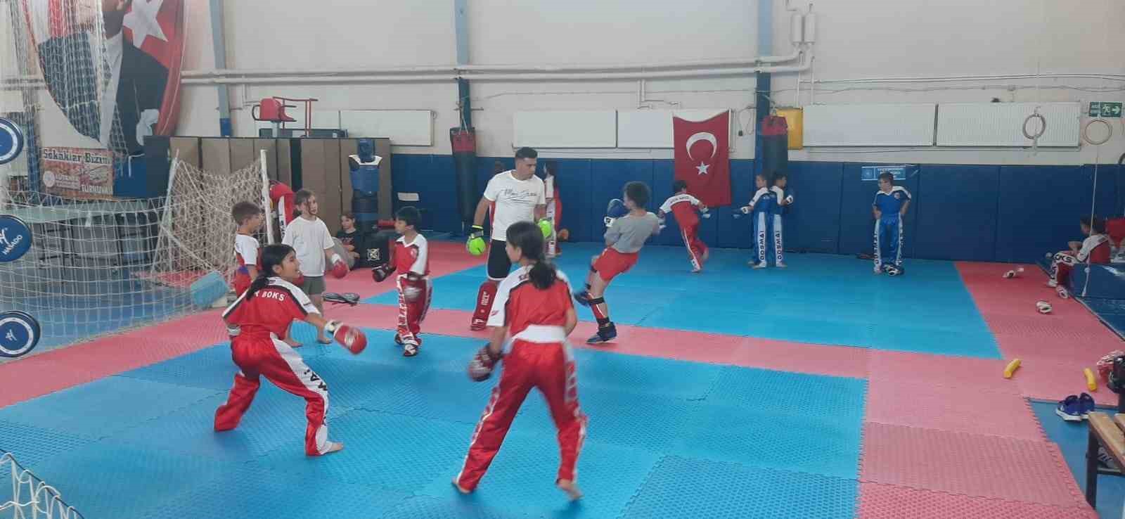 Gedizli kick boks sporcuları Türkiye Şampiyonasına hazırlanıyorlar
