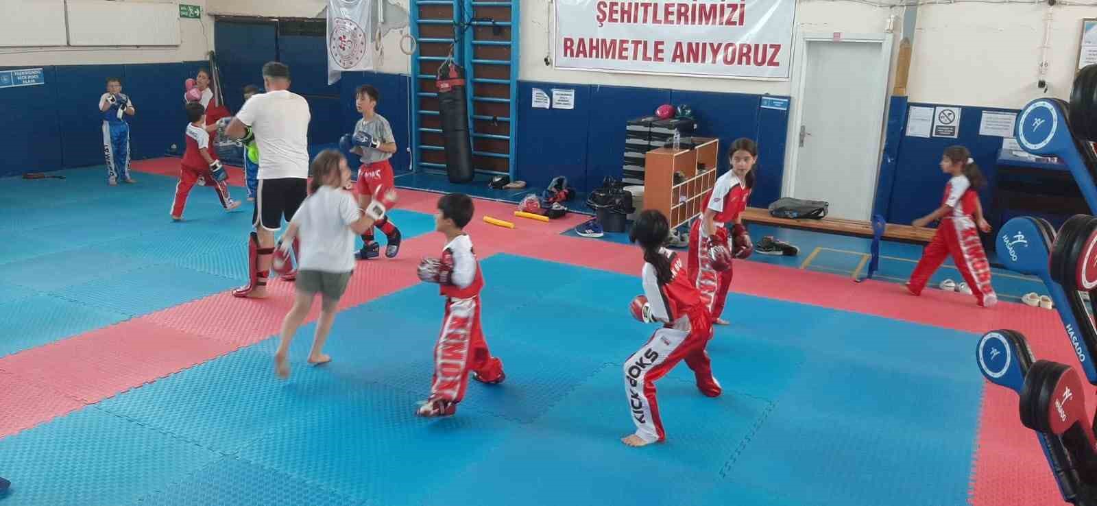 Gedizli kick boks sporcuları Türkiye Şampiyonasına hazırlanıyorlar
