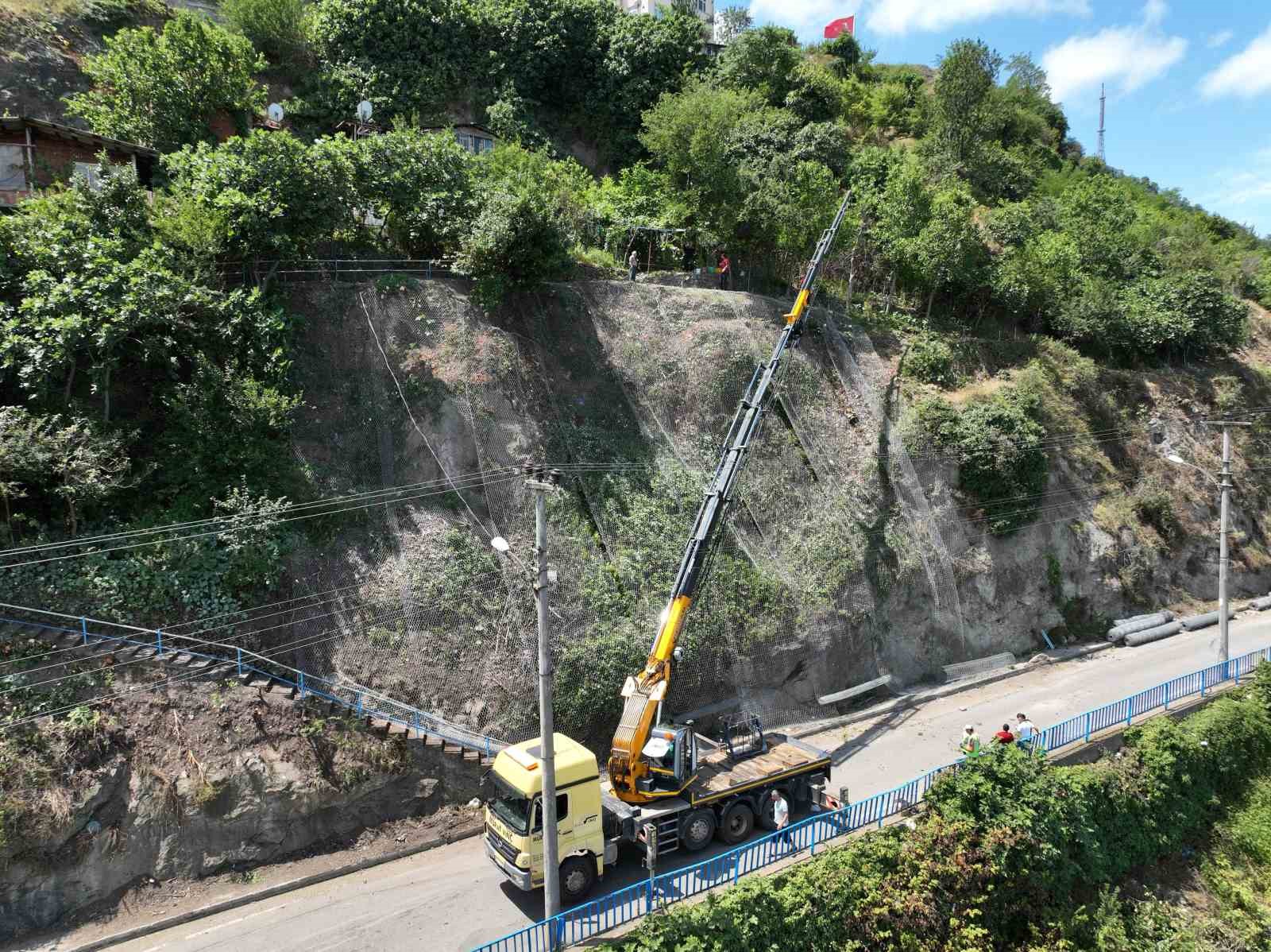 Trabzon’da tehlikeli yamaca çelik ağlı önlem
