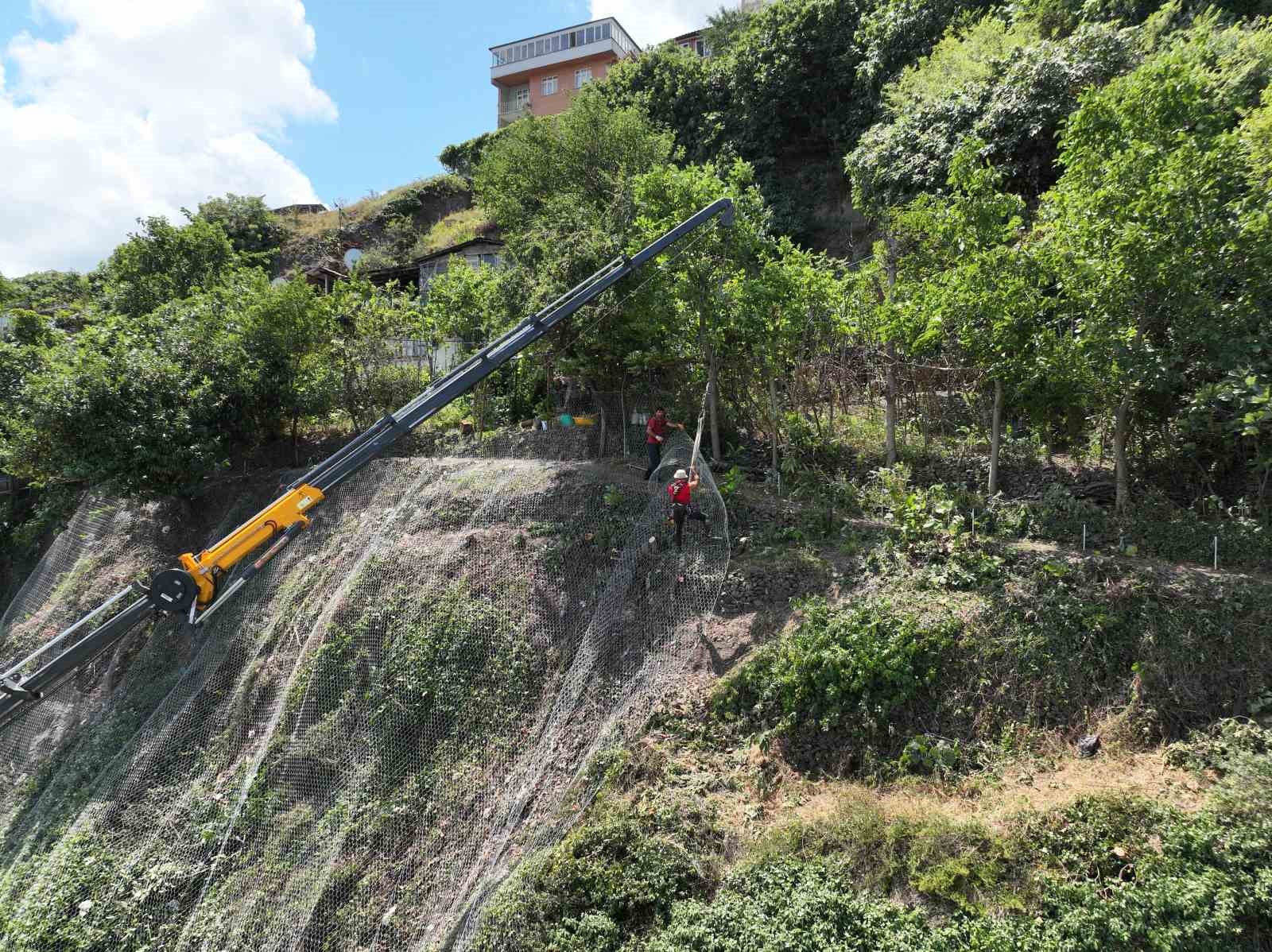 Trabzon’da tehlikeli yamaca çelik ağlı önlem
