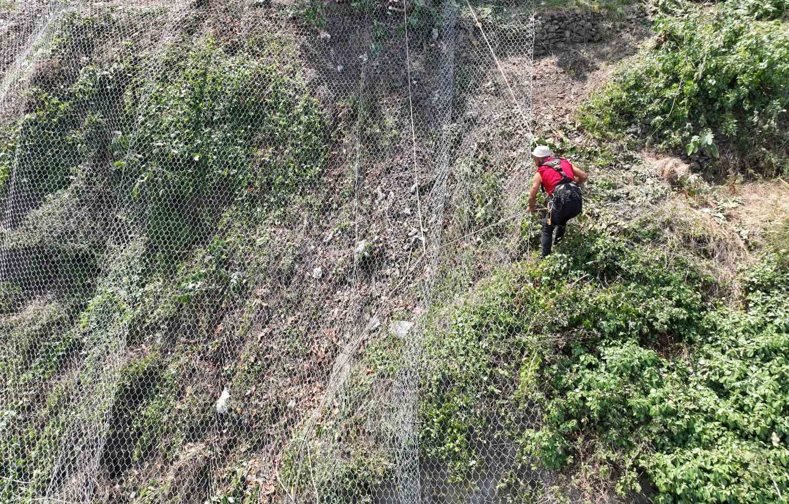 Trabzon’da tehlikeli yamaca çelik ağlı önlem
