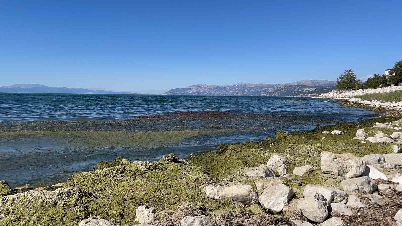 Eğirdir Gölü’nde sular 2 metre çekildi, koku tehdidi başladı
