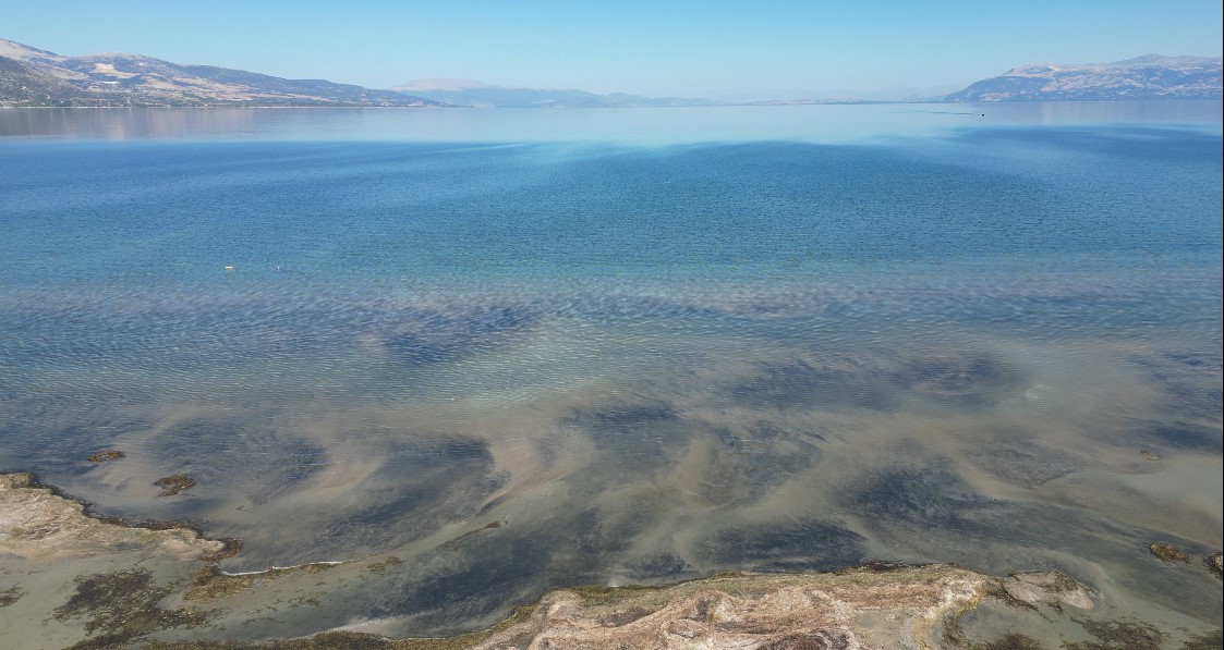 Eğirdir Gölü’nde sular 2 metre çekildi, koku tehdidi başladı
