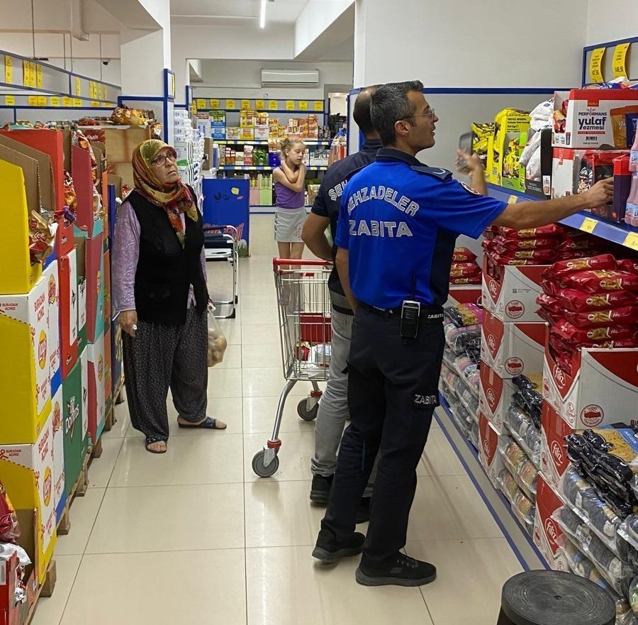 Şehzadeler Belediyesi zabıtası zincir marketlerde denetim yaptı
