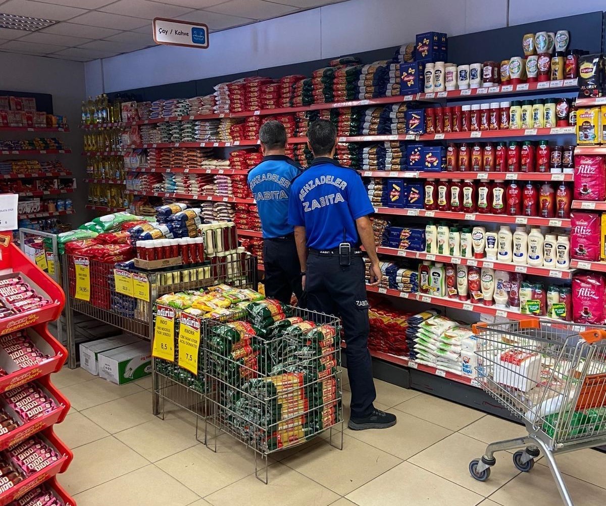 Şehzadeler Belediyesi zabıtası zincir marketlerde denetim yaptı
