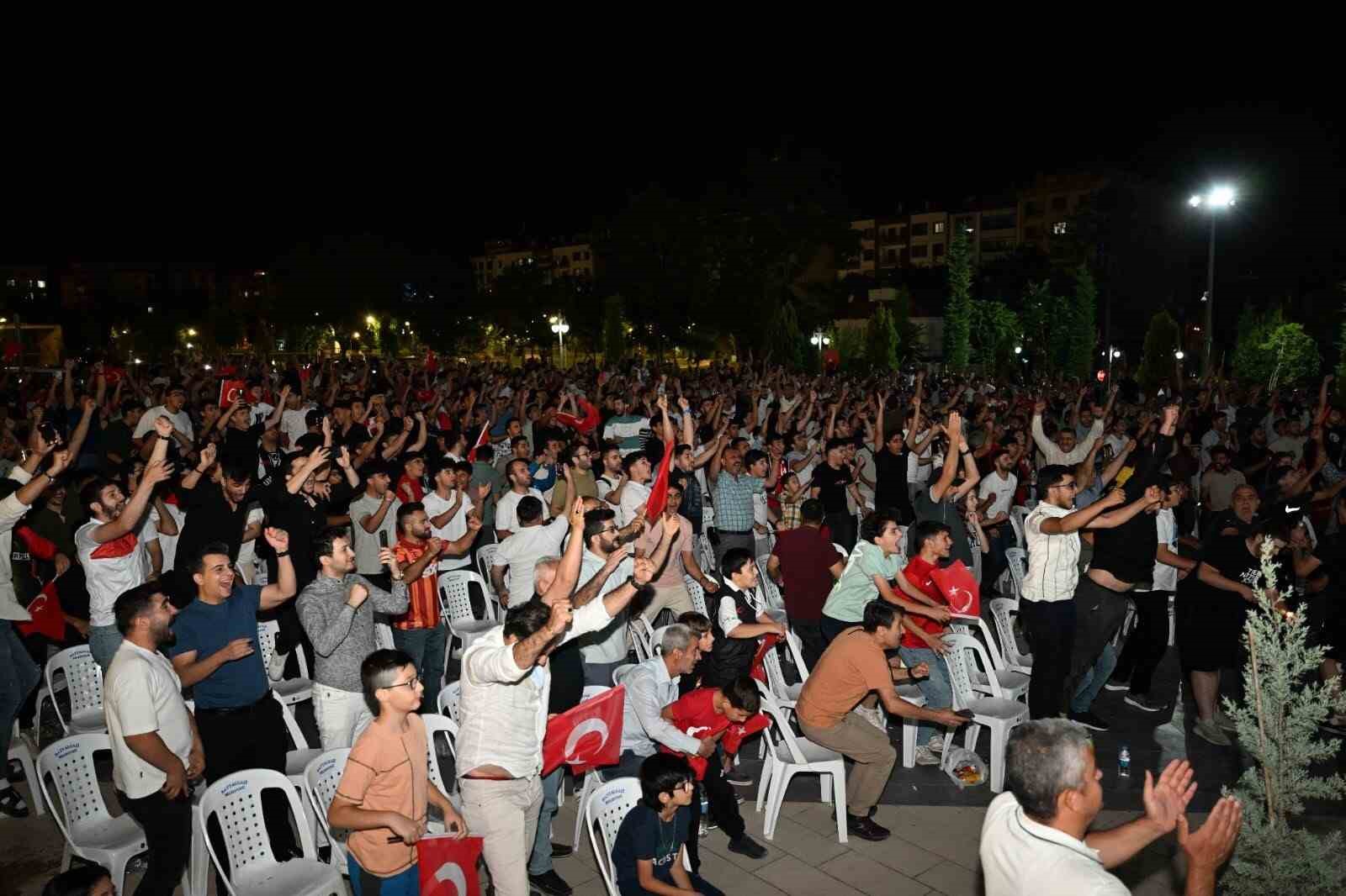 Battalgazi Belediyesi’nde milli maç coşkusu
