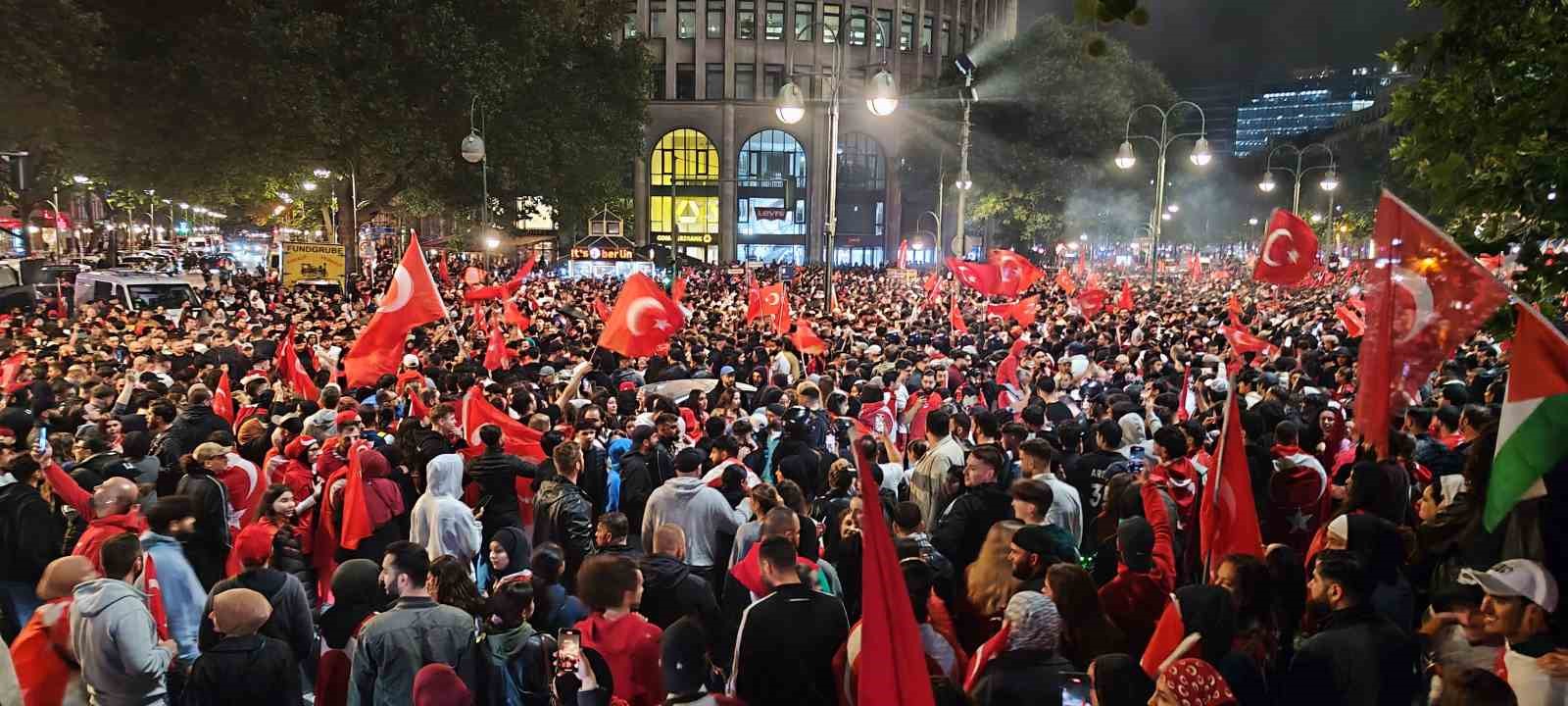 Berlin’de çeyrek final coşkusuna 10 bin Türk katıldı
