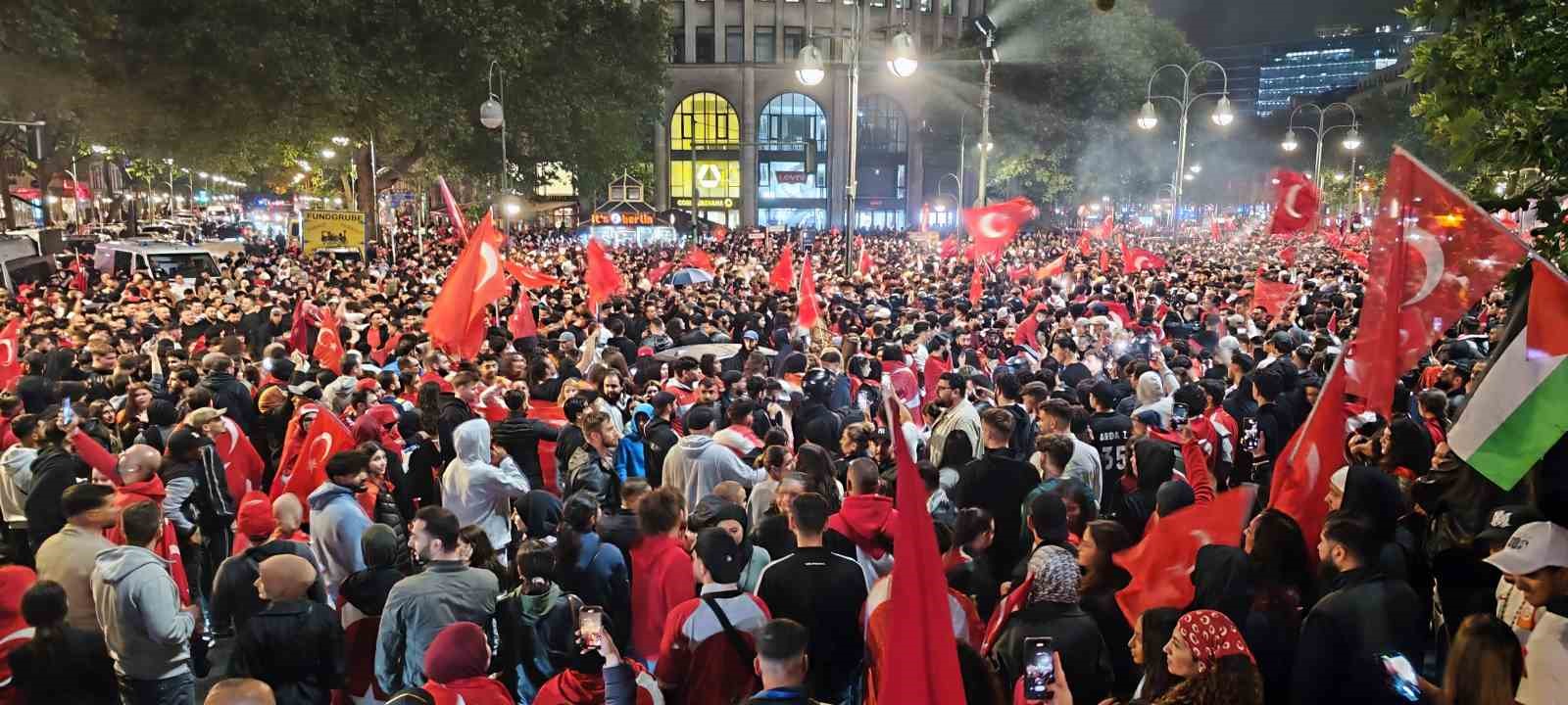 Berlin’de çeyrek final coşkusuna 10 bin Türk katıldı
