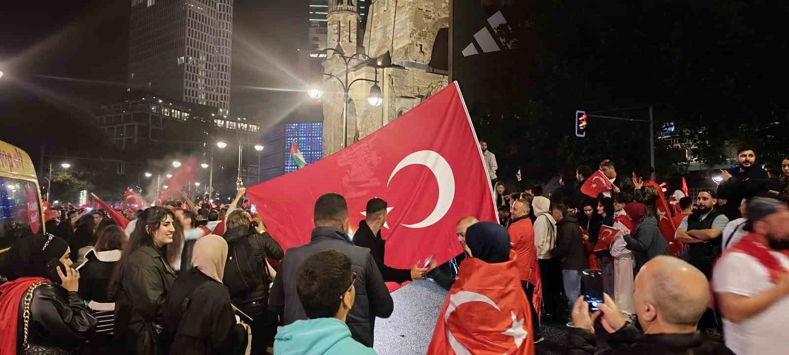 Berlin’de çeyrek final coşkusuna 10 bin Türk katıldı
