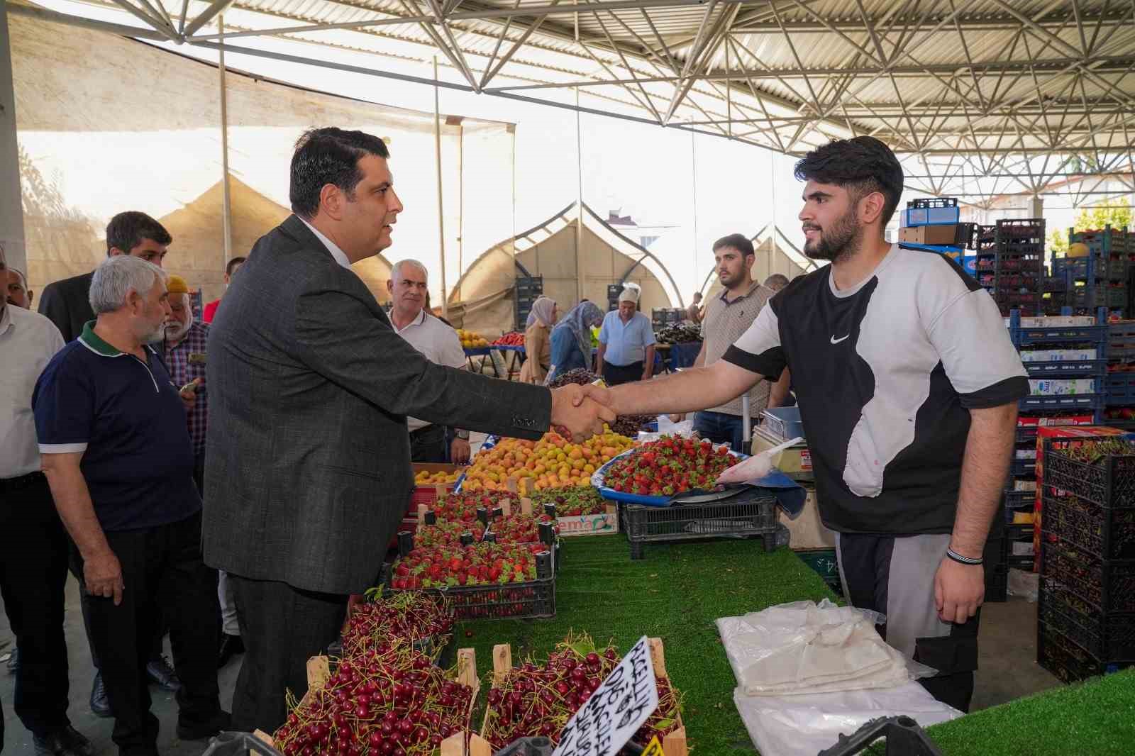 Yılmaz, pazarcı esnafıyla bir araya geldi
