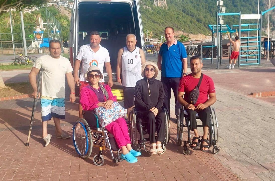 Alanya Belediyesi Engelsiz Halk Plajı özel misafirlerini ağırlıyor
