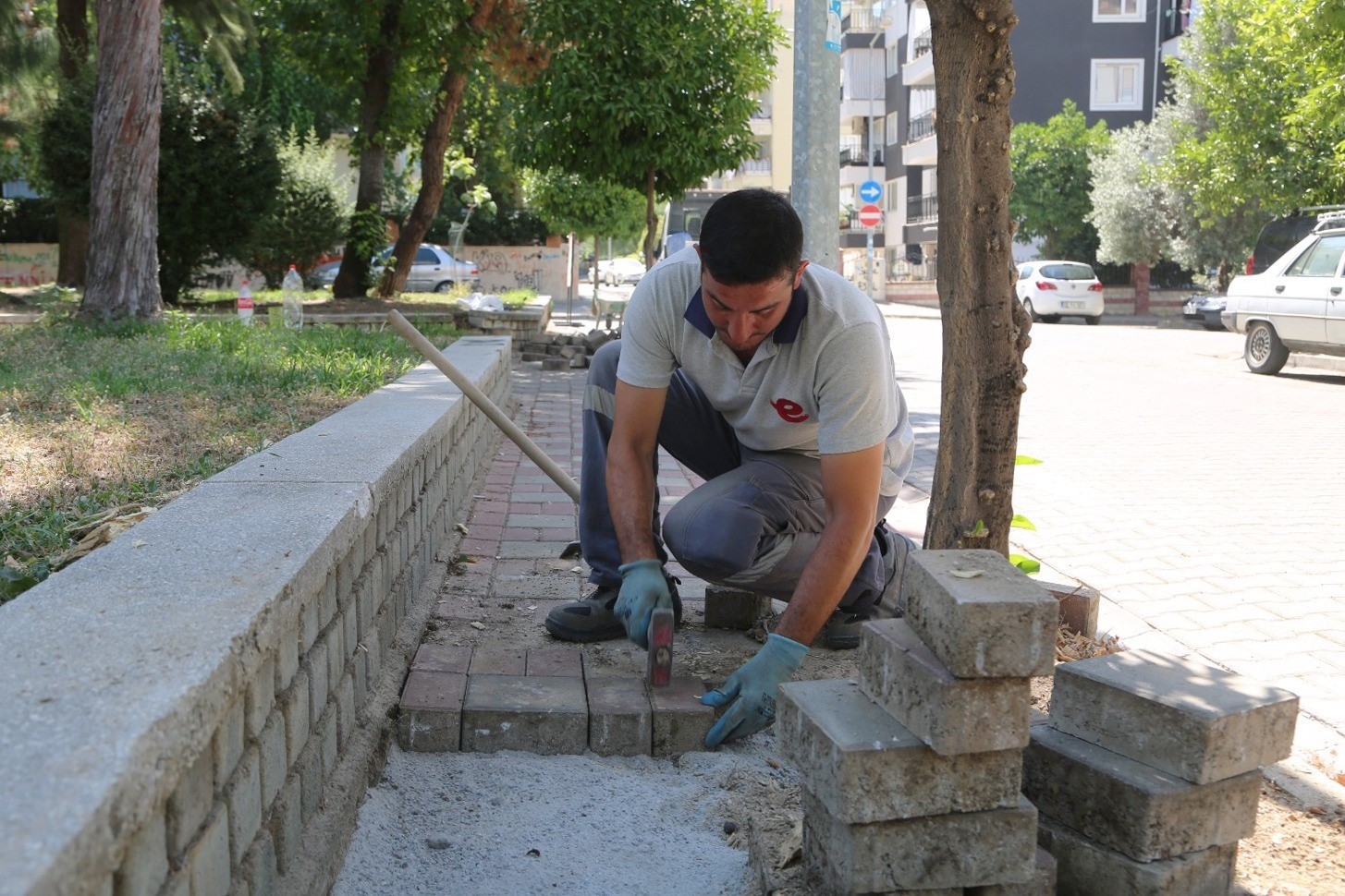 Efeler Belediyesi’nden kaldırım düzenlemesi
