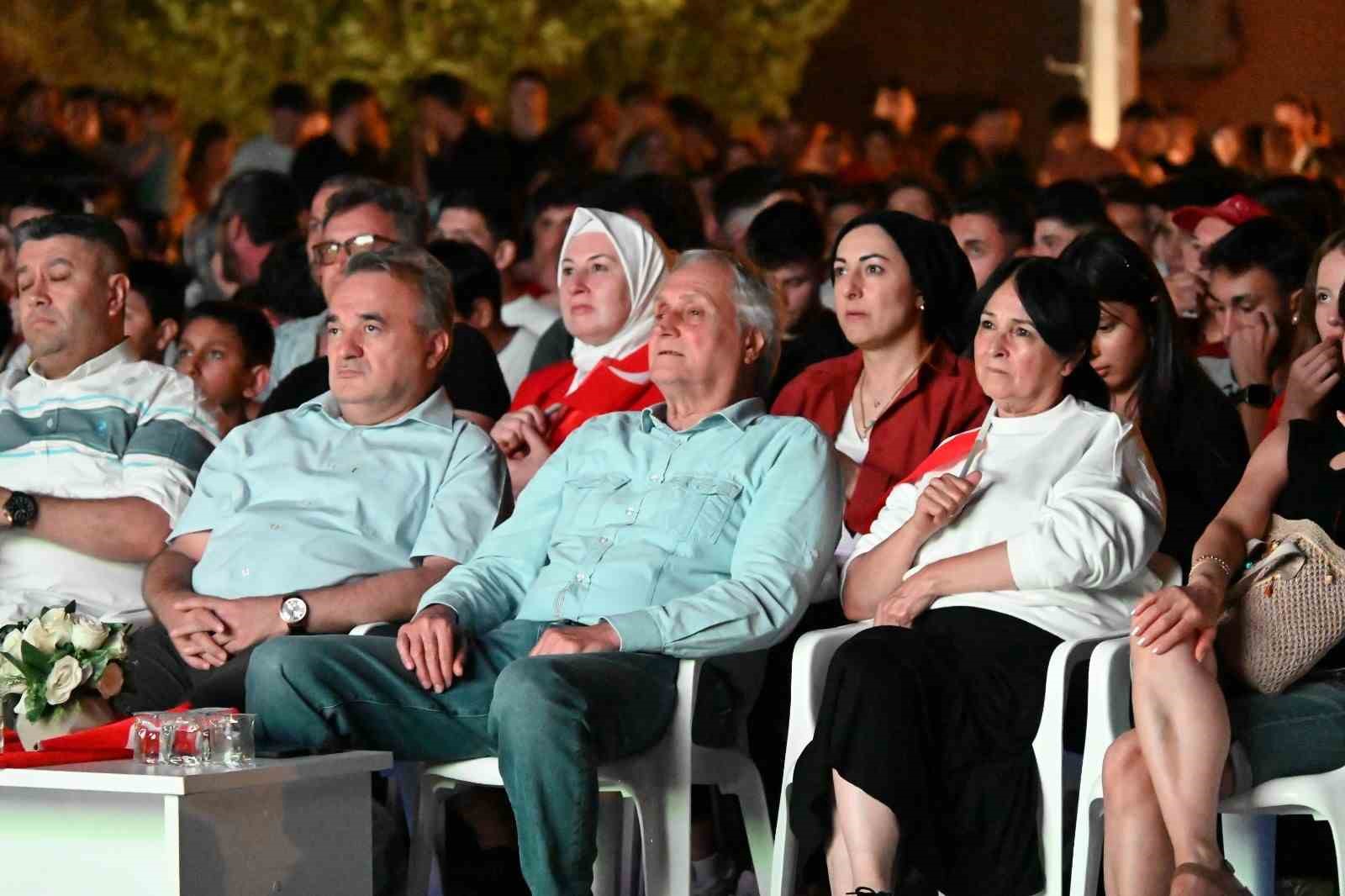 Bozüyük’te Türkiye-Avusturya maçı, kurulan dev ekranda izlendi
