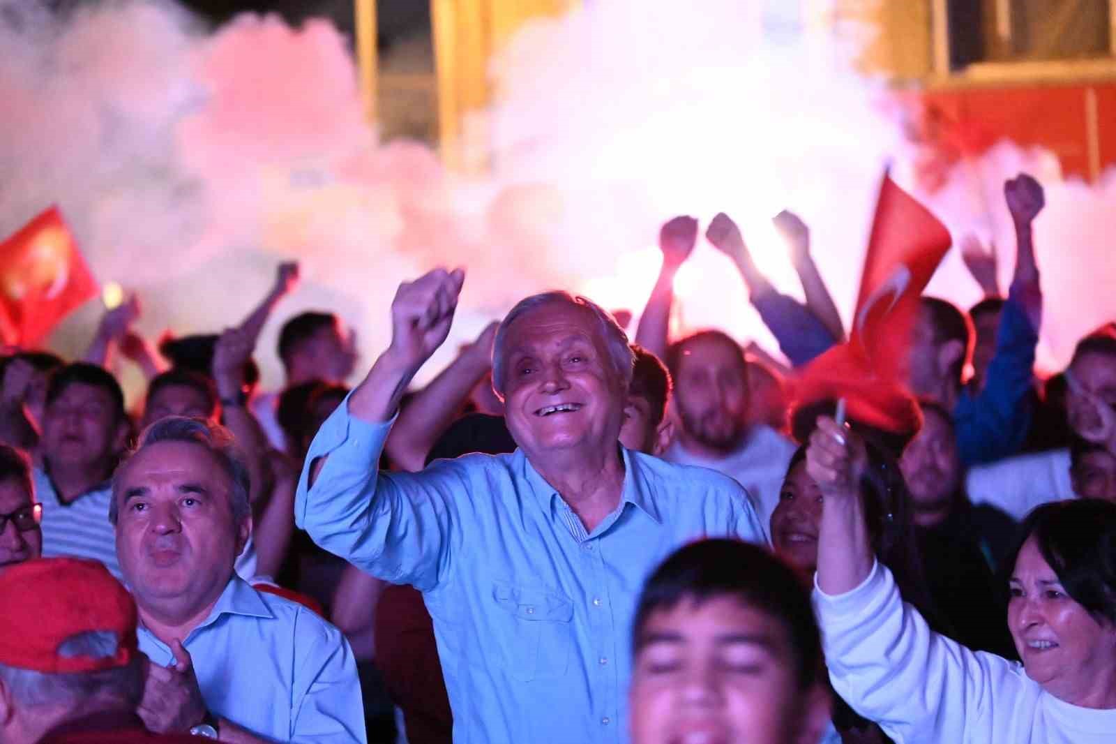 Bozüyük’te Türkiye-Avusturya maçı, kurulan dev ekranda izlendi
