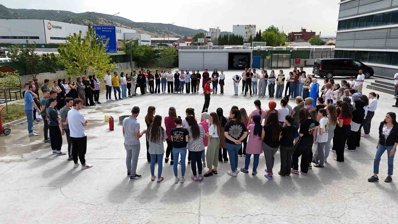 Bozüyük Belediyesi itfaiyesinden firma personeline yangın eğitimi
