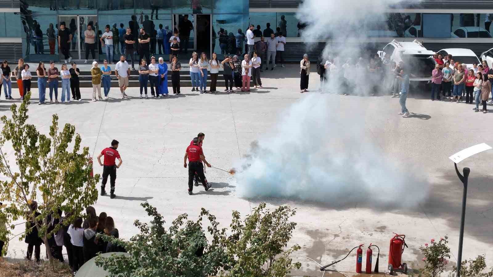 Bozüyük Belediyesi itfaiyesinden firma personeline yangın eğitimi
