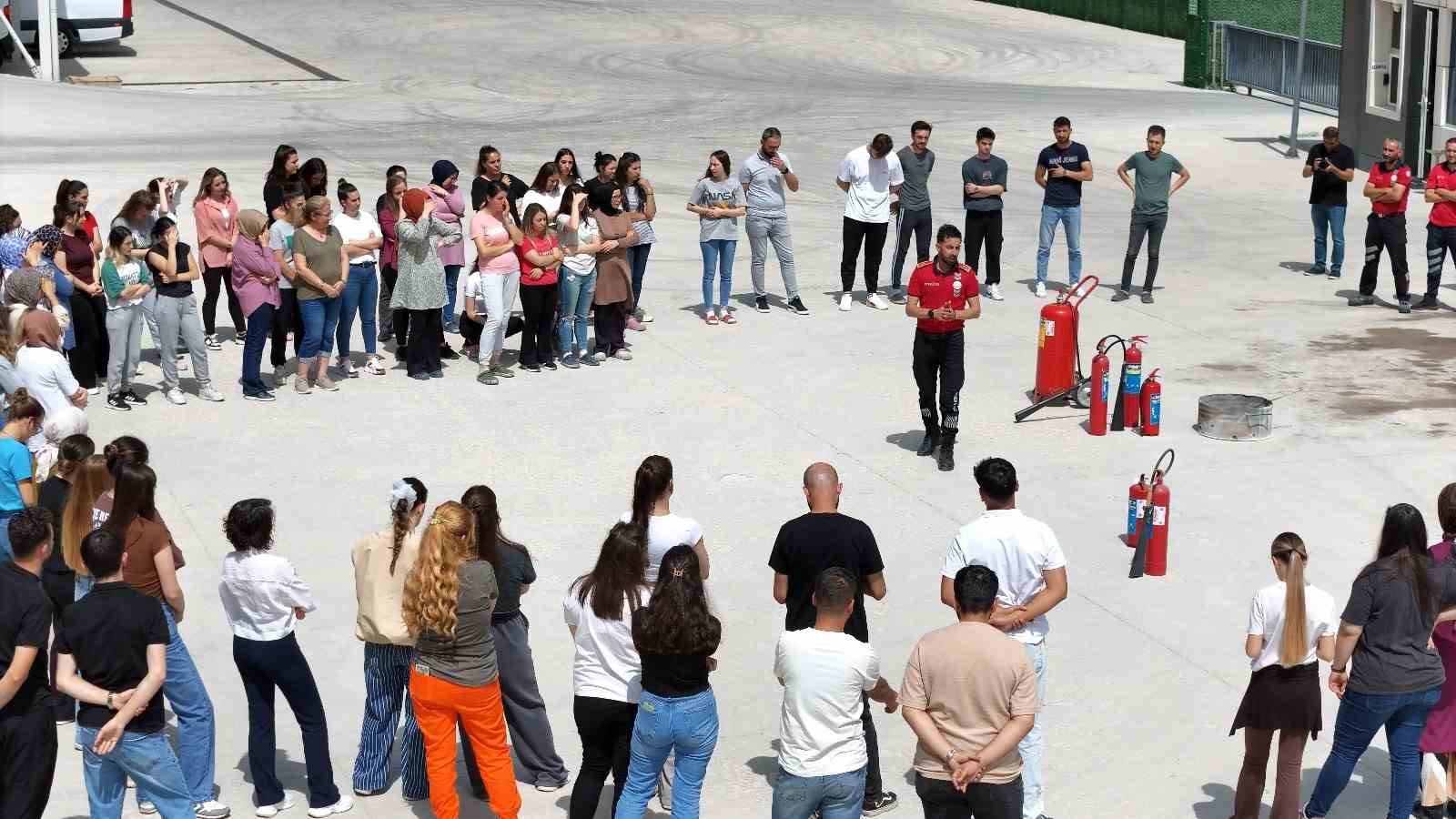 Bozüyük Belediyesi itfaiyesinden firma personeline yangın eğitimi
