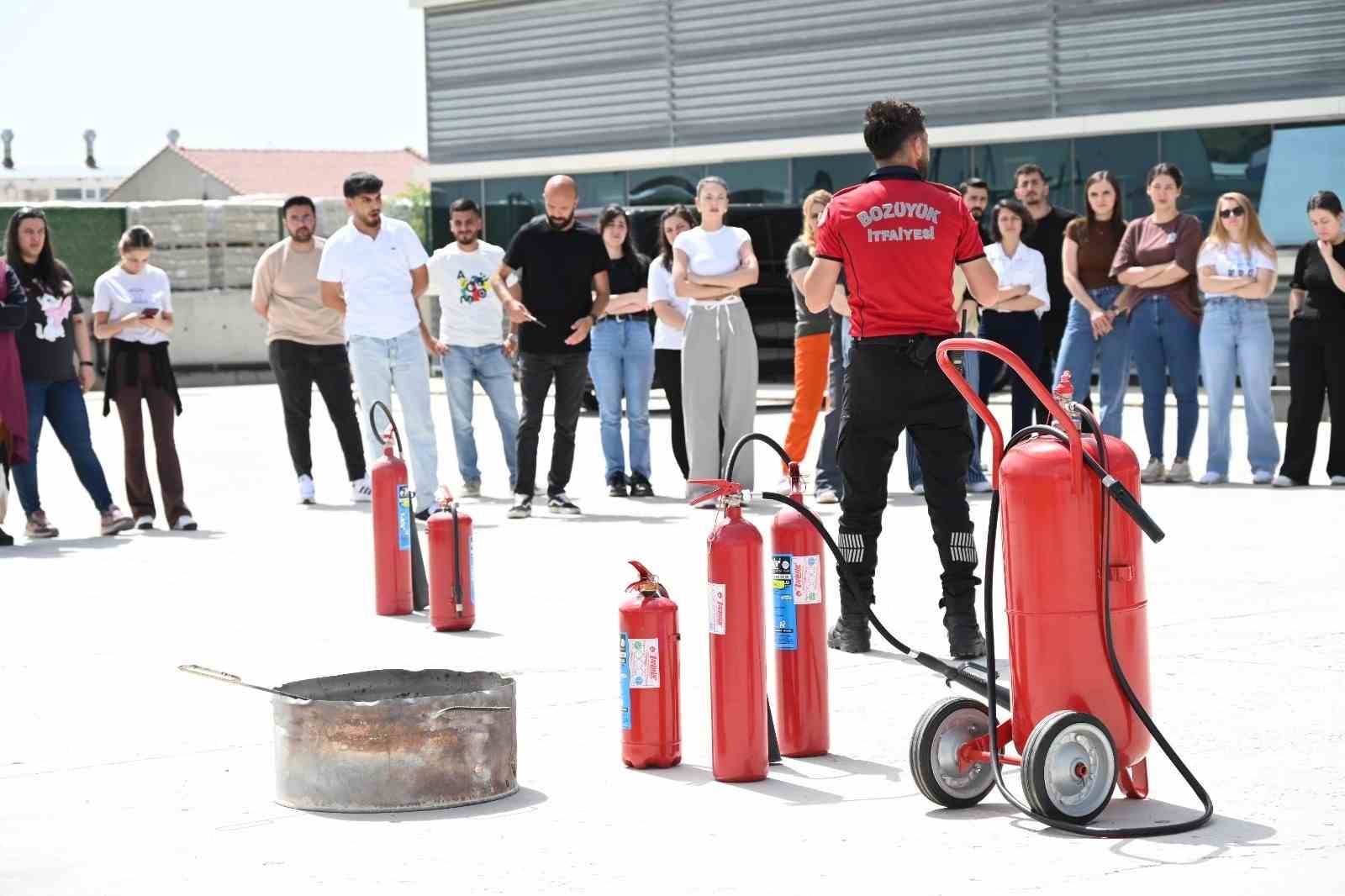 Bozüyük Belediyesi itfaiyesinden firma personeline yangın eğitimi
