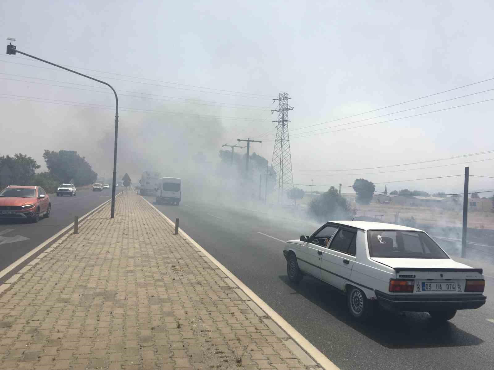 Yol kenarından başlayan yangın depolara sıçramadan söndürüldü
